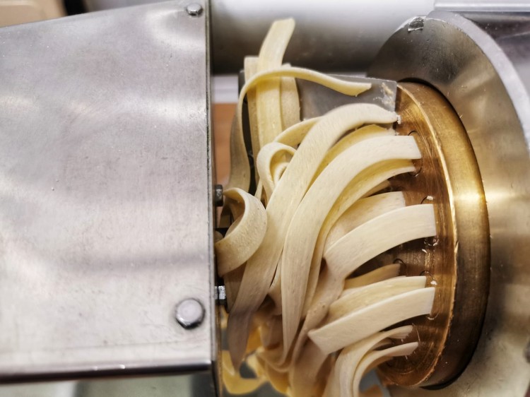 Rzemieślnicze wstążki tagliatelle o szorstkiej strukturze