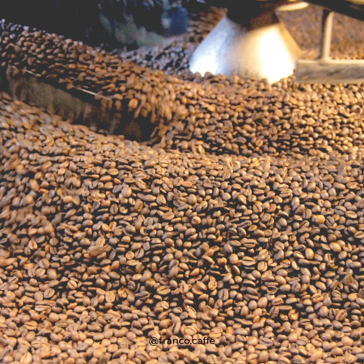 Ziarna 100% Arabica z certyfikatem rolnictwa ekologicznego BIO. Rzemieślnicze palenie Franco Caffè zapobiega powstawaniu akryloamidu