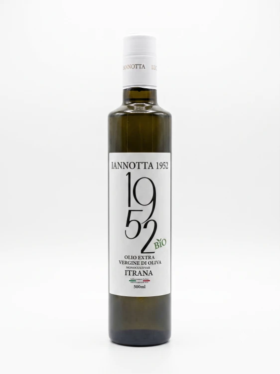 Ekologiczna oliwa z oliwek Itrana BIO 500ml od Lucii Iannotta. W 100% naturalna, certyfikowana oliwa z wczesnych zbiorów o wybitnie niskiej kwasowości 0,11% i zerowej zawartości pestycydów